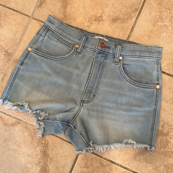 Wrangler high rise cut off Jean shorts in Leo - Picture 2 of 5